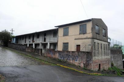  CAXIAS DO SUL, RS, BRASIL 29/09/2017Prefeitura de Caxias dispõe de diversos imóveis abandonados e sem planejamento para utilização. na foto: Maribel Souza, mora há 19 anos nas antigas instalações da Escola Olga Maria Kayser. (Felipe Nyland/Agência RBS)