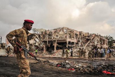  

EDITORS NOTE: Graphic content / Somali soldiers patrol on the scene of the explosion of a truck bomb in the centre of Mogadishu, on October 15, 2017.
A truck bomb exploded outside a hotel at a busy junction in Somalias capital Mogadishu on October 14, 2017 causing widespread devastation that left at least 20 dead, with the toll likely to rise. / AFP PHOTO / Mohamed ABDIWAHAB

Editoria: WAR
Local: Mogadishu
Indexador: MOHAMED ABDIWAHAB
Secao: guerrilla activity
Fonte: AFP
Fotógrafo: STR