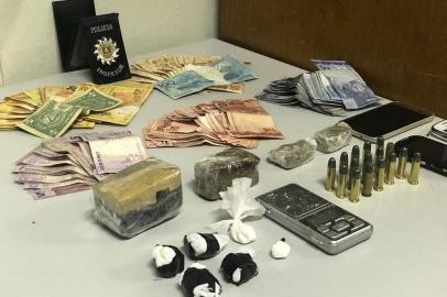 A Polícia Civil prendeu dois homens por tráfico de drogas em Caxias do Sul. Com a dupla, os agentes apreenderam 500 gramas de maconha, 100 gramas de cocaína, balança de precisão e R$ 2 mil em dinheiro. Prisão ocorreu no bairro São Francisco.