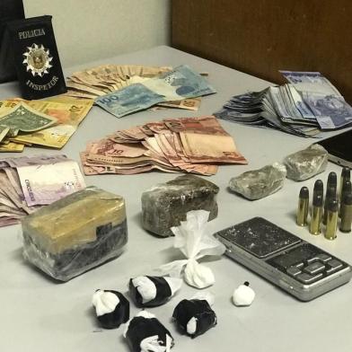 A Polícia Civil prendeu dois homens por tráfico de drogas em Caxias do Sul. Com a dupla, os agentes apreenderam 500 gramas de maconha, 100 gramas de cocaína, balança de precisão e R$ 2 mil em dinheiro. Prisão ocorreu no bairro São Francisco.