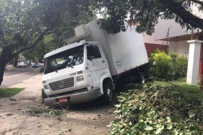 Um caminhão desgovernado invadiu a calçada e bateu no muro de um condomínio, na tarde desta segunda-feira (16), na esquina das avenidas Ijuí e Alegrete, no bairro Petrópolis, em Porto Alegre. 