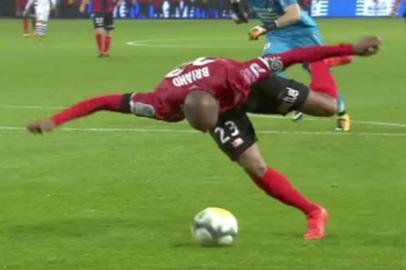 Jimmy Briand, atacante do Guingamp, perde gol feito no Campeonato Francês