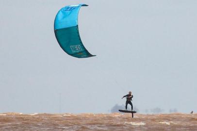 A primeira edição do Campeonato Estadual de Kite Hydrofoil encerrou-se no último final de semana no Jangadeiros. O Kite Hydrofoil é uma modalidade disputada com uma prancha que, presa por um mastro a uma parte submersa, fica suspensa acima d¿água, navegando com menos atrito e podendo desenvolver velocidades acima de 60 km/h. Os atletas usam apenas o vento para impulsionar as velas, formando uma espécie de parapente. 