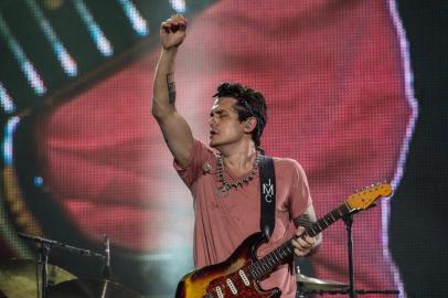 US singer John Mayer performs during the Rock in Rio music festival in Rio de Janeiro, Brazil, on September 21, 2013. AFP PHOTO / YASUYOSHI CHIBA