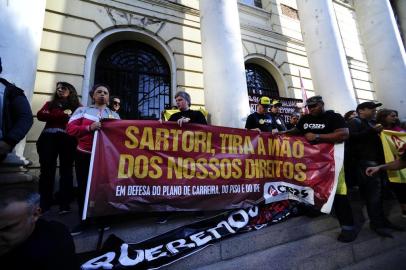  

PORTO ALEGRE, RS, BRASIL - 17/10/2017 - Professores bloqueiam acessos ao prédio da Secretaria da Fazenda em Porto Alegre. (Ronaldo Bernardi/Agência RBS)