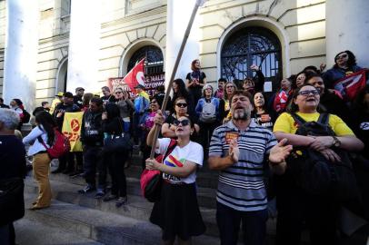  

PORTO ALEGRE, RS, BRASIL - 17/10/2017 - Professores bloqueiam acessos ao prédio da Secretaria da Fazenda em Porto Alegre. (Ronaldo Bernardi/Agência RBS)