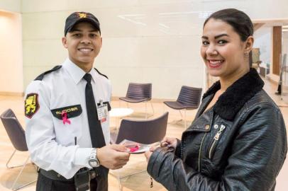 A exemplo de outras empresas, a Rudder Segurança também está engajada na campanha de prevenção ao câncer de mama. Durante o Outubro Rosa, os cinco mil funcionários da empresa de vigilância no Rio Grande do Sul e no Paraná estão distribuindo folhetos para orientar a população com dicas importantes. No período, as vigilantes e recepcionistas usam o tradicional laço da campanha nos fardamentos. Os informativos também estão sendo distribuídos pelas redes sociais. Em Caxias, a mobilização ocorre em 100 postos de atendimento.Segundo Vera Valente, gerente de RH da empresda, a expectativa é impactar mais de 200 mil pessoas no RS e no PR.  