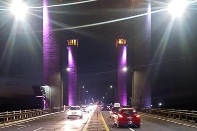 A obra da nova iluminação da ponte do Guaíba foi concluída pela Divisão de Iluminação Pública da Secretaria Municipal de Serviços Urbanos (Surb). Na travessia, foram instalados 60 pontos de luminárias de led em postes curvos de oito metros. Um dos objetivos do projeto é trazer mais segurança para os motoristas.