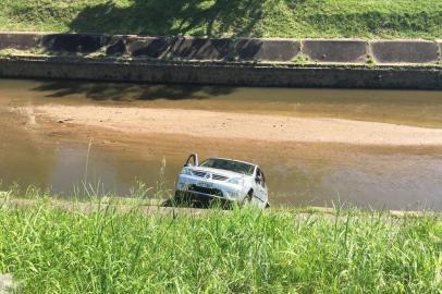 Um carro caiu no Arroio Dilúvio, na tarde desta terça-feira (17), após ser atingido por dois veículos e rodopiar pela Avenida Ipiranga, na zona leste de Porto Alegre. O acidente ocorreu na altura do número 8.421, após a Avenida Antônio de Carvalho.  