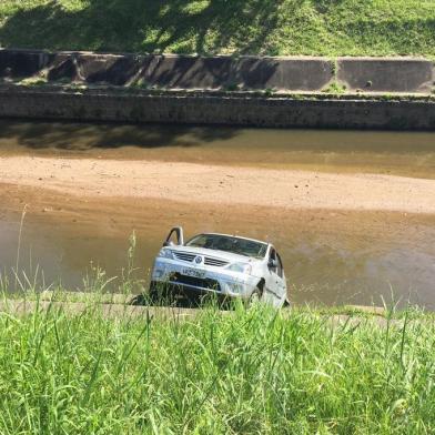 Um carro caiu no Arroio Dilúvio, na tarde desta terça-feira (17), após ser atingido por dois veículos e rodopiar pela Avenida Ipiranga, na zona leste de Porto Alegre. O acidente ocorreu na altura do número 8.421, após a Avenida Antônio de Carvalho.  