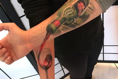 Uma garrafa de vinho no braço dele, uma taça no dela. A ideia do sommelier gaúcho Junior Maroso era eternizar na pele a relação de 7 anos com a esposa Juliana. Mas a repercussão foi maior do que esperavam. Em sete dias, a foto da tatuagem do casal rendeu ao tatuador Klebyz Soares 30.445 curtidas e 5 mil seguidores no Instagram - até então, sua postagem mais popular tinha sido curtida 3 mil vezes. A imagem foi reproduzida por diversas publicações nacionais e internacionais de gastronomia e tatuagem até chegar na americana Inked Magazine, uma das revistas mais conhecidas do segmento. Para Maroso, o episódio prova não só o poder das redes sociais, mas principalmente a força do amor. 