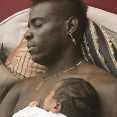 Foto postada por Mario Balotelli no instagram, com seu filho