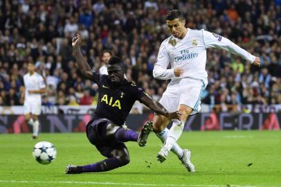 Real Madrids Portuguese forward Cristiano Ronaldo (R) vies with Tottenham Hotspurs Colombian defender Davinson Sanchez during the UEFA Champions League group H football match Real Madrid CF vs Tottenham Hotspur FC at the Santiago Bernabeu stadium in Madrid on October 17, 2017. / AFP PHOTO / PIERRE-PHILIPPE MARCOU