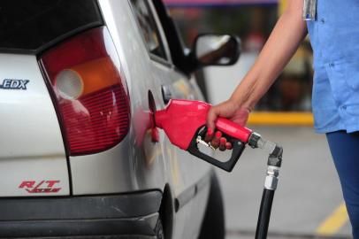  CAXIAS DO SUL, RS, BRASIL, 17/10/2017. COMBUSTÍVEIS: uma atualização sobre como anda o preço da gasolina com o impacto das atualizações diárias do preço para as distribuidoras, conforme a política da Petrobras. Na foto, posto Sander, a gasolina comum está custando R$4,099. (Porthus Junior/Agência RBS)