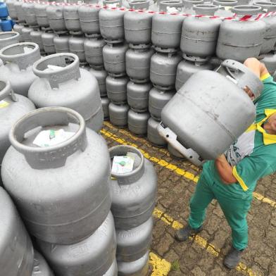  SANTA MARIA , RS , BRASIL , 02/03/2016Reajuste no preço do gás de cozinha FOTO JEAN PIMENTEL / AGÊNCIA RBS, GERAL