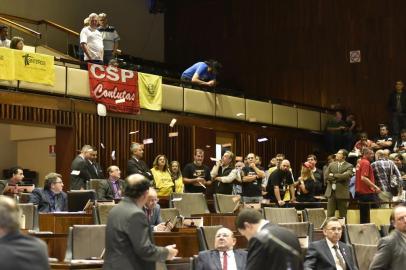  

PORTO ALEGRE, RS, BRASIL, 17/10/2017. Após semanas de impasse, a Assembleia Legislativa aprovou, na noite desta terça-feira (17), o projeto de lei que promove mudanças na cedência de servidores públicos a entidades sindicais e associativas. O texto, de autoria do governo, passou pelo crivo dos deputados gaúchos com 27 votos favoráveis e 21 contrários. Antes de votarem o texto-base do projeto, os parlamentares aprovaram emenda que flexibiliza o limite no número de profissionais cedidos às instituições que representam as categorias de trabalhadores. Foto: Vinicius Reis/Agência ALRS
Indexador: Vinicius Reis