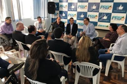 Candidato ao governo do Estado pelo PDT, Jairo Jorge, se reúne com o PRB e convida para ser vice ou disputar o Senado. Presente o deputado federal Carlos Gomes e a ex-vice-prefeita de Canoas, Beth Colombo.