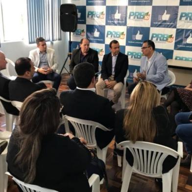 Candidato ao governo do Estado pelo PDT, Jairo Jorge, se reúne com o PRB e convida para ser vice ou disputar o Senado. Presente o deputado federal Carlos Gomes e a ex-vice-prefeita de Canoas, Beth Colombo.