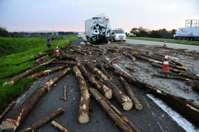 Acidente na freeway deixa uma pessoa morta.