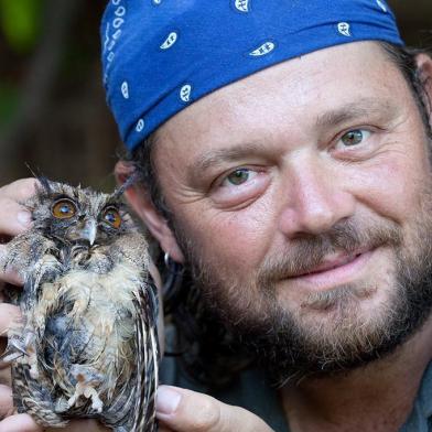 Richard Rasmussen brinca com aranhas caranguejeiras, se enrosca em cobras, deixa morcegos experimentarem seu sangue, mas jura que nenhum desses bichos o ameaçam. Os riscos são diferentes. Os mais perigosos são os menores, como vespas e formigas, explica o biólogo, que vai mostrar que não tem limites para se aventurar no Mundo Selvagem com Richard Rassmussen, que estreia no sábado, às 22h15, no NatGeo.