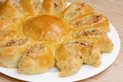 Pão recheado de atum e queijos