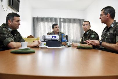 Um encontro para fortalecer vínculos. Assim pode ser definida a visita do general Miriano Valdoni Eder, comandante do Comando de Artilharia do Exército Brasileiro ao chefe do Comando Regional de Policiamento Ostensivo (CRPO/Serra), coronel Rogério Maciel da Silva. A reunião entre os dois oficiais aconteceu na manhã desta quarta-feira na sede do CRPO, no centro de Caxias do Sul.Maciel recebeu a comitiva do Exército e aproveitou para apresentar os trabalhos realizados pela corporação em 66 cidades da região, que têm contribuindo na redução da criminalidade. Uma dos objetivos da visita regulamentar do general Eder é manter a Brigada Militar, força auxiliar do Exército, cada vez mais próxima, com troca de experiências, integração em cursos e treinamentos entre as forças.Na foto, da esquerda para a direita: major Álvaro Vasconcelos Studart, coronel da BM Rogério Maciel da Silva, general Miriano Valdoni Eder e Tenente-coronel Márcio Faccin de Alencar (comandante do 3º Gaaae)