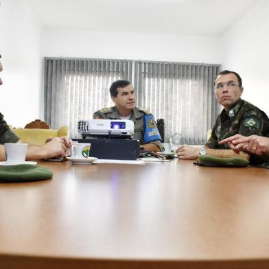 Um encontro para fortalecer vínculos. Assim pode ser definida a visita do general Miriano Valdoni Eder, comandante do Comando de Artilharia do Exército Brasileiro ao chefe do Comando Regional de Policiamento Ostensivo (CRPO/Serra), coronel Rogério Maciel da Silva. A reunião entre os dois oficiais aconteceu na manhã desta quarta-feira na sede do CRPO, no centro de Caxias do Sul.Maciel recebeu a comitiva do Exército e aproveitou para apresentar os trabalhos realizados pela corporação em 66 cidades da região, que têm contribuindo na redução da criminalidade. Uma dos objetivos da visita regulamentar do general Eder é manter a Brigada Militar, força auxiliar do Exército, cada vez mais próxima, com troca de experiências, integração em cursos e treinamentos entre as forças.Na foto, da esquerda para a direita: major Álvaro Vasconcelos Studart, coronel da BM Rogério Maciel da Silva, general Miriano Valdoni Eder e Tenente-coronel Márcio Faccin de Alencar (comandante do 3º Gaaae)