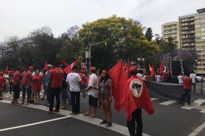 Integrantes do Movimento dos Trabalhadores Rurais Sem-Terra (MST) realizaram uma caminhada, na tarde desta quarta-feira (18), no centro de Porto Alegre. O grupo é o mesmo que ocupa o pátio da sede do Instituto Nacional de Reforma Agrária (Incra), localizado na Avenida Loureiro da Silva, desde a manhã de terça (17). 