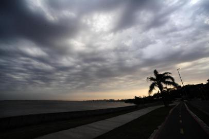  PORTO ALEGRE, RS, BRASIL - 06-10-2017 - A sexta-feira (6) será de temporal em todo o Rio Grande do Sul, com pancadas a qualquer hora do dia. Pela manhã, a chuva se concentra no sul, de forma fraca a moderada. No entanto, a área de instabilidade se organiza na forma de uma frente fria e se espalha para o resto do Estado ao longo do dia. (FOTO: RONALDO BERNARDI/AGÊNCIA RBS)