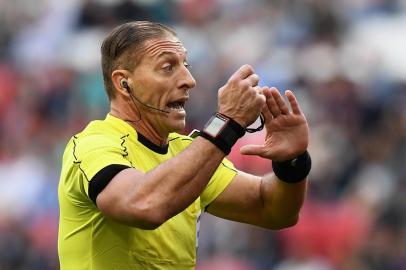 Argentinas referee Nestor Pitana getures during the 2017 Confederations Cup group A football match between Portugal and Mexico at the Kazan Arena in Kazan on June 18, 2017. / AFP PHOTO / FRANCK FIFE