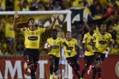 Ecuadors Barcelona player Xavier Arreaga celebrates a goal against Brazils Santos during their 2017 Copa Libertadores football match at Monumental stadium in Guayaquil, Ecuador on September 13, 2017. / AFP PHOTO / RODRIGO BUENDIA