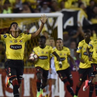 Ecuador's Barcelona player Xavier Arreaga celebrates a goal against Brazil's Santos during their 2017 Copa Libertadores football match at Monumental stadium in Guayaquil, Ecuador on September 13, 2017. / AFP PHOTO / RODRIGO BUENDIA