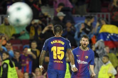  

Barcelonas Argentinian forward Lionel Messi (R) celebrates his goal number 100 in a European competition during the UEFA Champions League group D football match FC Barcelona vs Olympiacos FC at the Camp Nou stadium in Barcelona on Ocotber 18, 2017. / AFP PHOTO / LLUIS GENE

Editoria: SPO
Local: Barcelona
Indexador: LLUIS GENE
Secao: soccer
Fonte: AFP
Fotógrafo: STF