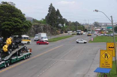  CAXIAS DO SUL, RS, BRASIL (18/10/2017). Trevo da Codeca. Travessia de carros, que acessam a Zona Norte, sofre com o excesso de veículos que transitam pela via principal, a rodovia RSC 453.  (Roni Rigon/Pioneiro).