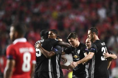 Manchester Uniteds forward Marcus Rashford (2L) celebrates a goal during the UEFA Champions League group A football match SL Benfica vs Manchester United FC at the Luz stadium in Lisbon on Ocotber 18, 2017. / AFP PHOTO / PATRICIA DE MELO MOREIRA