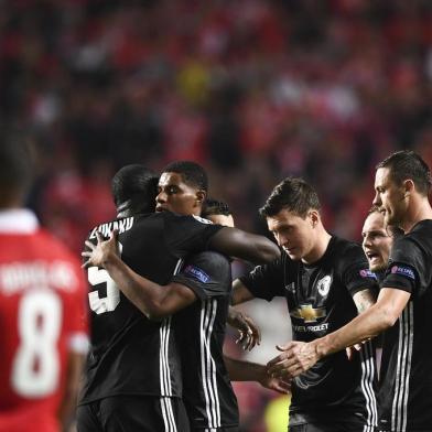 Manchester Uniteds forward Marcus Rashford (2L) celebrates a goal during the UEFA Champions League group A football match SL Benfica vs Manchester United FC at the Luz stadium in Lisbon on Ocotber 18, 2017. / AFP PHOTO / PATRICIA DE MELO MOREIRA