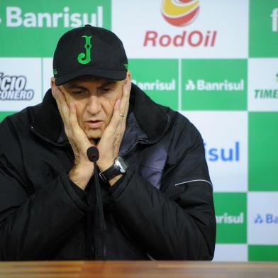  

CAXIAS DO SUL, RS, BRASIL 17/07/2017
Time do juventude treina no estádio Alfredo Jaconi em Caxias do Sul antes de enfrentar o CRB pela série B do Campeonato Brasileiro de futebol. Na foto: o técnico Gilmar Dal Pozzo. (Felipe Nyland/Agência RBS)