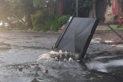 Um bueiro na Rua Marcílio Dias, no bairro Menino Deus, em Porto Alegre, está transbordando água há pelo menos três dias. De acordo com funcionários do Colégio Romano Santa Marta, que fica em frente ao local,  não é a primeira vez que problemas como este causam transtornos na chegada e saída dos alunos da escola. O vazamento foi percebido na segunda-feira (16), na volta às aulas após o feriadão de Nossa Senhora de Aparecida e também foi relatado no aplicativo Pelas Ruas.