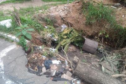 Um buraco na esquina das ruas Gaston Englert e Marcos Moreira, no bairro Vila Ipiranga, na zona norte de Porto Alegre, está causando incômodos aos moradores da região desde março. No local, surgiu um depósito de lixo. Em setembro, a reportagem de GaúchaZH relatou o problema. Na época, a prefeitura retirou os resíduos, mas, o buraco continuou sem conserto.