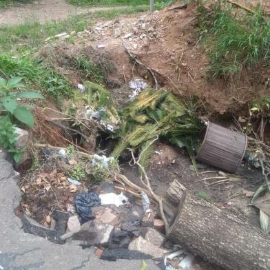 Um buraco na esquina das ruas Gaston Englert e Marcos Moreira, no bairro Vila Ipiranga, na zona norte de Porto Alegre, está causando incômodos aos moradores da região desde março. No local, surgiu um depósito de lixo. Em setembro, a reportagem de GaúchaZH relatou o problema. Na época, a prefeitura retirou os resíduos, mas, o buraco continuou sem conserto.