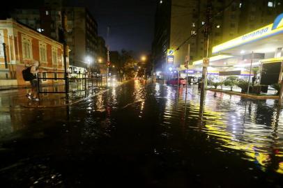  

PORTO ALEGRE, RS, BRASIL, 18-10-2017: Temporal toma conta dos céus de Porto Alegre. Chuva forte alagou diversos pontos da cidade em curto espaço de tempo na noite desta quarta feira (FOTO FÉLIX ZUCCO/AGÊNCIA RBS, Editoria de Notícias).