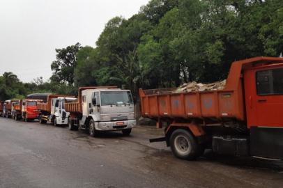 Municipários em greve fazem bloqueios na estação de transbordo de lixo em Porto Alegre