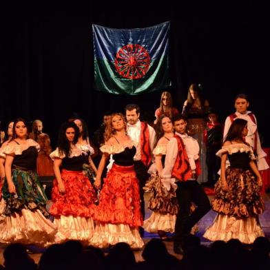 Grupo de Dança Cigana Luceli Pasinato apresenta o espetáculo Piezas de Los Sentimientos