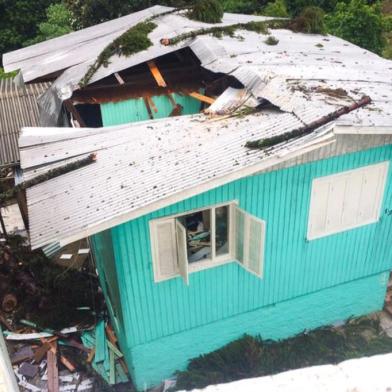 Árvore cai sobre casa em Farroupilha. Não houve feridos.