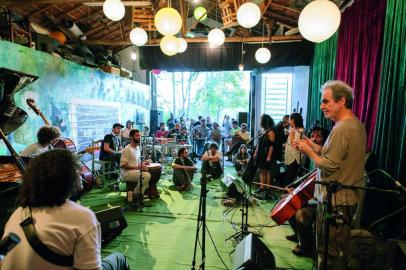 Benjamim Taubkin (de pé) e a turma do Festival Arte Serrinha