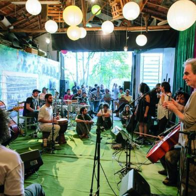 Benjamim Taubkin (de pé) e a turma do Festival Arte Serrinha