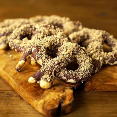 Prove bretzel com chocolate e farofa de amendoim