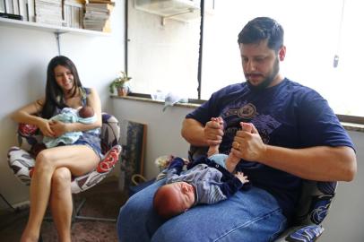  

PORTO ALEGRE, RS, BRASIL, 18/10/2017: Leônidas Cavalcante ganhou na Justiça o direito de ficar 6 meses de licença paternidade junto com sua companheira Christine Rondon (mãe das crianças). (FOTO: Isadora Neumann/Agência RBS)