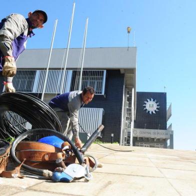  CAXIAS DO SUL, RS, BRASIL (17/10/2017). Prédio Novo da Delegacia de Polícia Civil, localizado no bairro Jardim América. Técnicos instalam cabos de fibra ótica.  Delegacia de Polícia 2017. (Roni Rigon/Pioneiro).