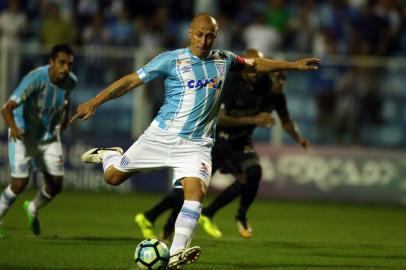  

FLORIANÓPOLIS, SC, BRASIL 18/10/2017. Partida entre Avaí X Botafogo válida pela 29ª rodada do série A do Brasileirão , no estádio da  Ressacada. Marquinhos camisa 10 comemora o gol de pênalti.